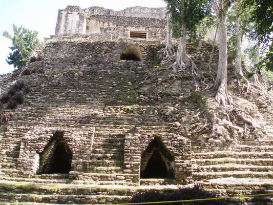 💀 Rituales funerarios y ofrendas en Dzibanché